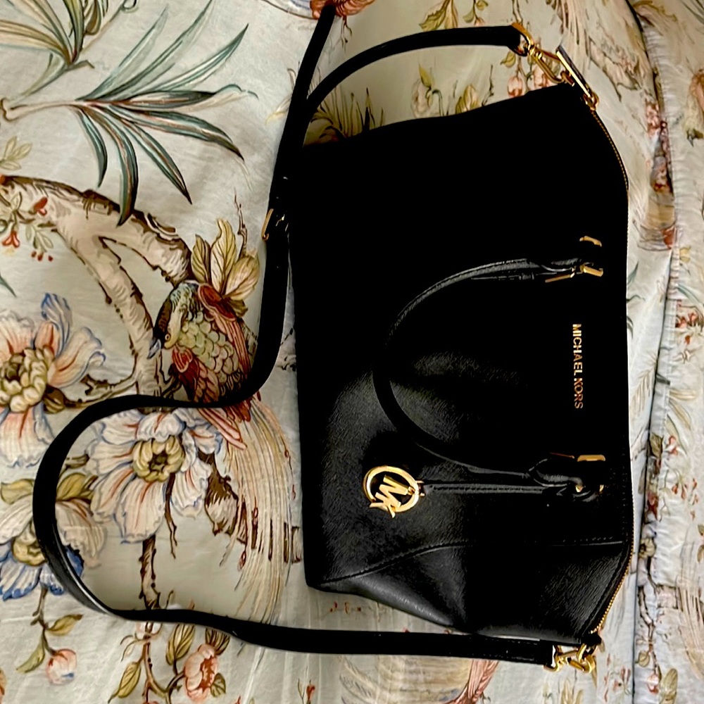 Beautiful hardly used black Michael Kors pocketbook